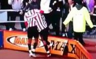 VIDEO / A vrut sa se bucure dupa un gol, dar a ramas blocat intr-un panou publicitar: