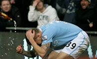 VIDEO / Man United se inchide din cauza unor nebuni! Vezi cum a fost&nbsp;lovit&nbsp;in cap&nbsp;Bellamy:
