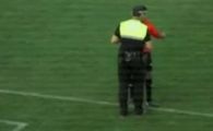 VIDEO / Un arbitru a oprit un meci pentru ca a auzit in difuzoarele stadionului ca i s-a furat masina!