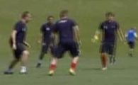 Ce distractie la Steaua! Jucatorii fac ca toate animalele la antrenament :)