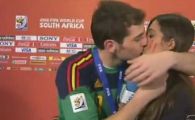 
	VIDEO In lacrimi, Casillas a sarutat-o pasional in direct pe Sara Carbonero!
