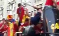 
	VIDEO / Ametit de bautura, Arbeloa era sa cada din autobuzul descoperit! :)))
