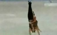 
	VIDEO: Ea e Undertaker din patinaj! Vezi cum si-a dat partenerul cu capul de gheata!
