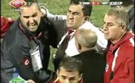 
	VIDEO Incredibil! Fostul preparator fizic al Stelei a fost INJUNGHIAT de fratele sau chiar pe teren!

