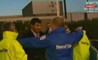 
	VIDEO FABULOS! Borcea nu a fost lasat cu noul PARFUM pe Stade de France! Asa ca l-a consumat pe loc! Si-a dat in ochi cu el :))
