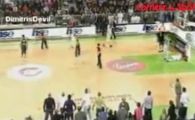 
	VIDEO / Lovitura de KO la baschet! Si-a lasat un adversar lat cu un picior in cap:
