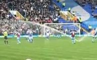 
	VIDEO! Cea mai PENALA gafa din Anglia: O tasnitoare s-a dezlantuit in timpul meciului si i-a facut fleasca pe jucatori :))
