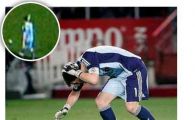 
	VIDEO INCREDIBIL! Casillas, facut KO de o sticla in cap aruncata de fanii Sevillei din tribune!
