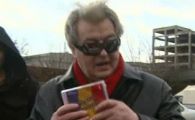
	VIDEO! Vadim Tudor s-a dus in cantonamentul Rapidului! Vezi ce SUPER cadou i-a facut lui Sumudica :)
