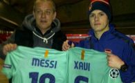 
	FOTO! EL e jucatorul lui Arsenal care a luat tricourile lui Messi si Xavi din vestiarul Barcelonei!
