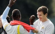 
	SUPER FOTO! Dzeko i-a aratat lui Balotelli cum sa-si ia maioul pe el! :))
