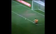 VIDEO Nu se poate asa ceva! S-a impiedicat de minge cu poarta goala in fata! Super RATARE :))