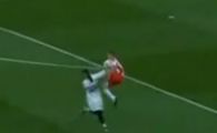 
	VIDEO: Lovitura de Kung-Fu la un meci din Primera! Van Dame ar fi invidios! Vezi o intrare CRIMINALA
