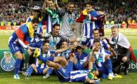 
	SUPER FOTO: Lacrimile rapidistilor dupa sfertul cu Steaua din 2006 au fost sterse de Sapunaru! Fularul Rapidului este pe trofeul Europa League!
