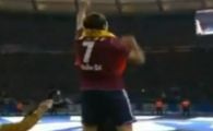 
	VIDEO SUPER FAZA! Raul a fost lider de galerie la Schalke dupa ce a luat Cupa Germaniei! Ce facea Deac in acel moment :)
