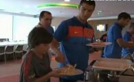 VIDEO Cea mai fericita zi din viata unui pusti! Cristiano Ronaldo l-a servit la masa! :)