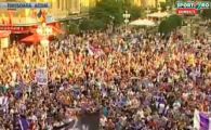
	A fost nebunie pe strazile din Timisoara! Vezi cum 6.000 de fani si-au cerut dreptul de-a juca in prima liga: 

