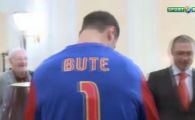 
	SUPER VIDEO! Steaua l-a "transferat" pe Bute! Vezi ce cadou i-a facut Duckadam lui Bute inainte de lupta cu Mendy
