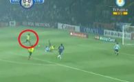 
	VIDEO: In cercul rosu este Dayro Moreno care a scapat singur cu poarta goala! Cum s-a terminat faza:
