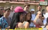 
	REVOLTATOR! Suporterii care si-au luat bilete de pe net pentru meciul cu Franta au fost pusi sa stea la cozi interminabile! 
