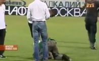 VIDEO INCREDIBIL! Gestul care l-a transformat pe Eto'o intr-un ZEU! Un fan a intrat pe teren sa-i sarute picioarele!