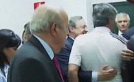 
	Cum ar fi ca Gigi sa-l imbratiseze pe Levy dupa eliminarea cu Sanatatea?! Gestul GALACTIC al lui Florentino Perez l-a lasat masca pe Mourinho:
