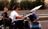 
	VIDEO: Din ciclul "Eterna si fascinanta Rusie" !&nbsp;Concert live pe motor !&nbsp; 
