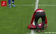 
	VIDEO: Stancu si Culio n-au inteles nimic! Un fan a intrat pe teren .... sa se roage! Vezi ratarile lui Culio care l-au innebunit pe Stancu:
