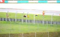 
	VIDEO SOCANT! Simoncelli, SCAPAT de oamenii care il carau cu TARGA! Italienii sunt scandalizati: "Criminalii!"
