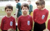 
	Povestea IREALA a singurului super mijlocas care a jucat pentru tatal comunismului! Azi face iar istorie in Liga cu un numar BLESTEMAT pe spate
