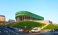 
	FOTO FABULOS / Arena care a devenit obiectiv turistic! Parca sta pe bete de chibrit si e construita astfel incat sa nu fie nevoie de aer conditionat!
