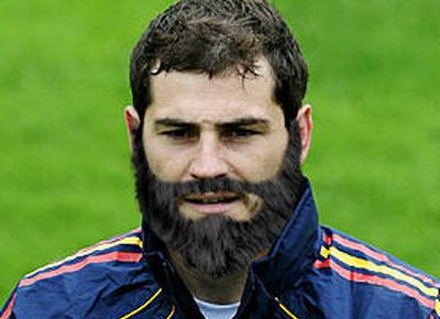 
	<span style="color:#f00;">When Sara met Iker! </span>Casillas si-a lasat barba pentru GQ si apoi a cunoscut-o pe Sara! Ii sperie oricum pe adversari si fara ea :)

