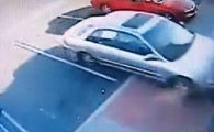 
	VIDEO: Au comandat clatite la pachet si s-au trezit pe capota masinii ! 
