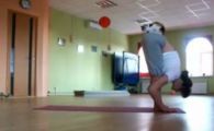 
	SUPER VIDEO! Pisi nu se lasa :)) Cel mai tare exercitiu de YOGA cu o pisica
