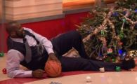 
	Shaquille O'Neal a primit de Craciun un brad ... in cap! Vezi ce reactie a avut gigantul de 2,16m :)) SUPER VIDEO
