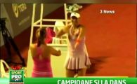 Eeee....Macarena! Wozniacki si Azarenka i-au innebunit pe fani cu un dans BESTIAL! :)