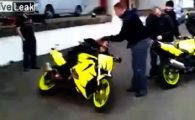 
	VIDEO:&nbsp;Un motociclist psihopat&nbsp;face slalom printre prieteni de parca e pe pastile !&nbsp;
