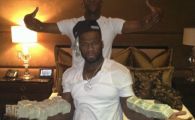 
	Glume de 50 de centi! Floyd Mayweather si 50 Cent s-au pozat cu gramezi de bani si apoi au facut misto de copilul lui Jay-Z si Beyonce! Vezi poza ORIBILA:
