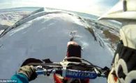 VIDEO DEMENTIAL! Te apuca ameteala doar cand te uiti! Cel mai CURAJOS motociclist din lume: a mers pe varful unui munte!