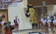 
	SUPER VIDEO! Ce se intampla cand o MASCOTA supraponderala incearca sa dea un slam dunk! Vezi momentele incredibile:

