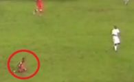 VIDEO: N-ai mai vazut asa ceva! Cea mai PENIBILA simulare a anului vine de la Cupa Africii! Tot stadionul a ras de el