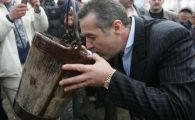 
	Gigi s-a inarmat ca la razboi: "Sunteti nebuni, vreti sa imi moara oile de foame?!" :)) Lista de provizii si cum il scapa viscolul pe Stan: 
