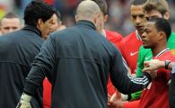 
	VIDEO INCREDIBIL! Evra si Suarez, aproape sa se ia la bataie inainte de Man. United - Liverpool cand echipele dadeau noroc

