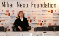 
	Federatia il ajuta: Banii pe 3000 de bilete de la meciul cu Uruguay vor fi donati fundatiei sale! Cum arata o zi din viata lui Nesu:

