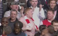 
	FAZA GENIALA! Rupt de beat, un fan al lui Arsenal a facut SHOW in tribune cu Liverpool: s-a dezbracat si a cantat pana a cazut in cap :))
