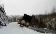 
	VIDEO: Doua camioane se leganau pe o margine de prapastie... si n-a mai ramas nici unul!
