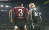 
	SUPER FOTO! Cea mai sexy femeie arbitru din lume a ramas MASCA: un jucator s-a dezbracat in fata ei pe teren!
