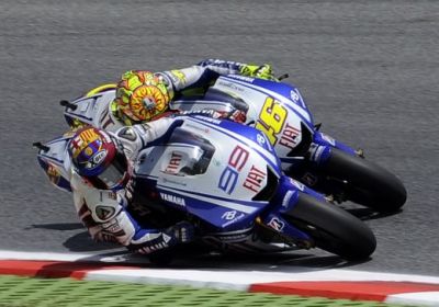 VIDEO <span style="color: #f00">EPIC!!! </span>Cea mai tare cursa din istoria MotoGP! Asa ceva nu poti sa ratezi! <span style="color: #f00">Unul dintre cele mai tari momente din istoria sportului:</span>