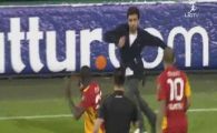 
	VIDEO SOCANT! Momentul in care ti se face GREATA de fotbal! Doi fani au intrat pe teren sa-l LINSEZE pe Eboue! Cum a avut noroc sa scape:
