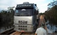
	VIDEO: Cel mai tampit&nbsp;sofer a crezut ca o sa treaca peste 3 scanduri cu un ditamai camionul! Si&nbsp;a crezut foarte prost!
